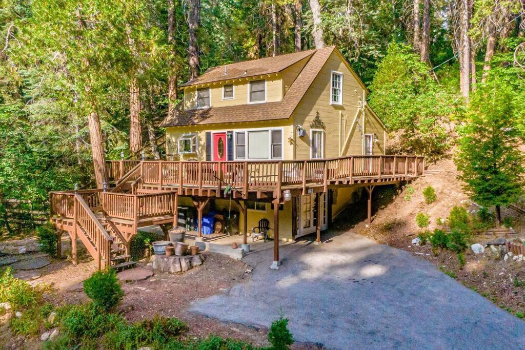 The Yellow Cottage In The Woods Skyforest Exteriör bild